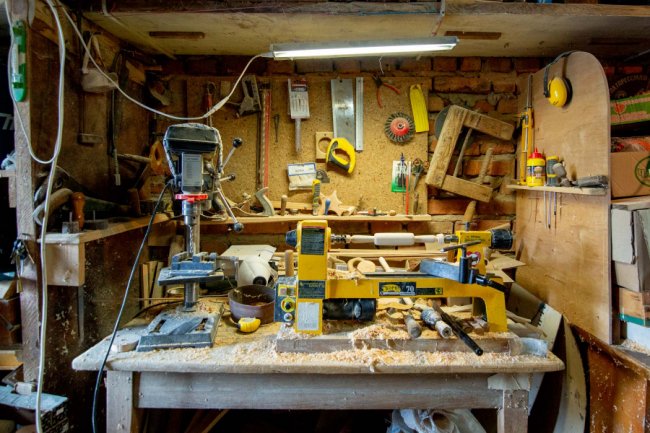 Як у звичайному гаражі в Княгининку народжуються унікальні дерев'яні іграшки