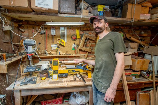 Як у звичайному гаражі в Княгининку народжуються унікальні дерев'яні іграшки