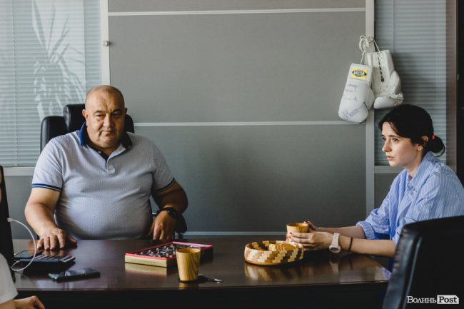 Іван Ковальчук з донькою Іванною, яка молелює взуття бренду