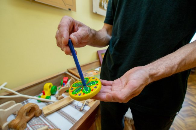 Як у звичайному гаражі в Княгининку народжуються унікальні дерев'яні іграшки