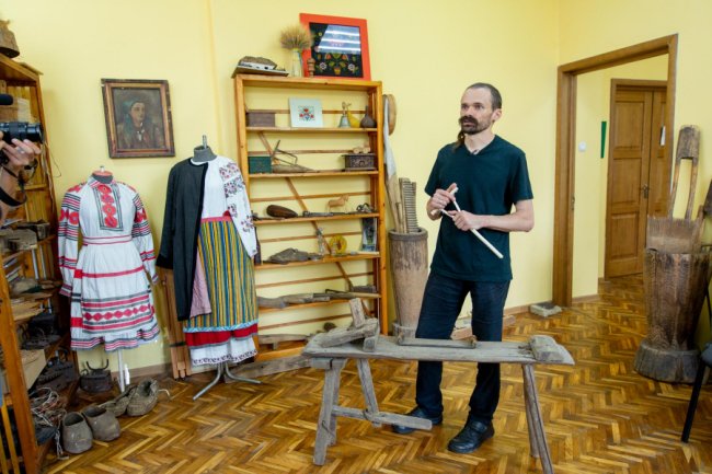 Як у звичайному гаражі в Княгининку народжуються унікальні дерев'яні іграшки