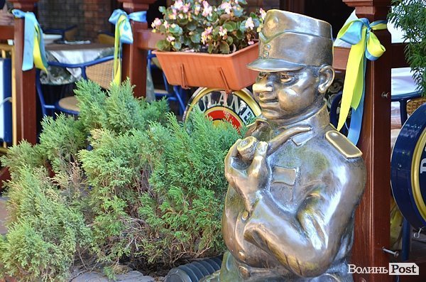 Скульптура Швейка на вулиці Лесі Українки біля ресторану Бравий Швейк