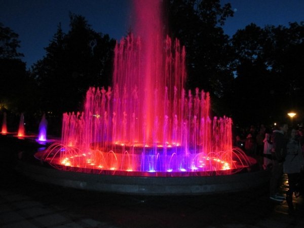 Світломузичний фонтан збудували швидше, ніж в Луцьку біля Бім-Бому втулили і знесли дитячий майданчик