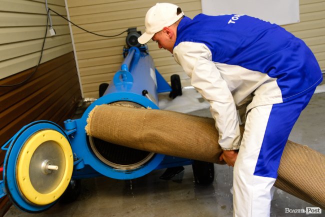 Зметуть весь бруд, як торнадо: де у Луцьку безпечно та без зайвих клопотів почистити килими. ФОТО*