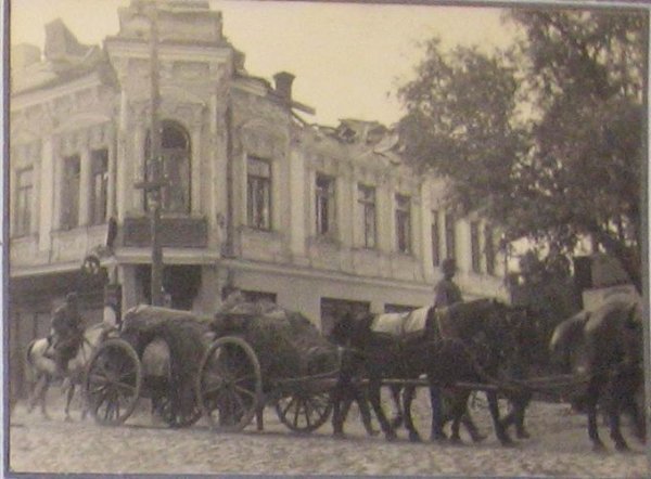 Розбомблений будинок на розі теперішніх вулиць Лесі Українки та Кривий Вал. Фото з board.lutsk.ua