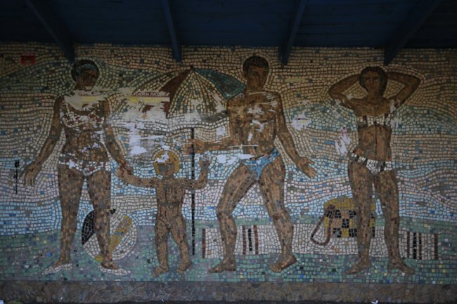 Адвокат з Луцька подорожує на велосипеді у пошуках унікальних автобусних зупинок. ФОТО