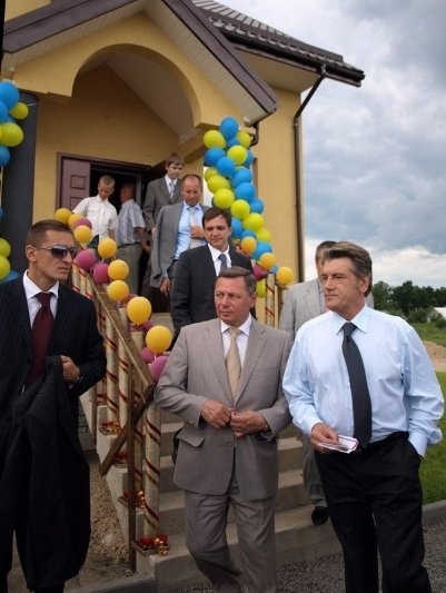 Карпилівка, вручення ключів від оселі багатодітним родинам, 2009.