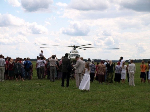 До Карпилівки Ющенко прилетів гелікоптером.