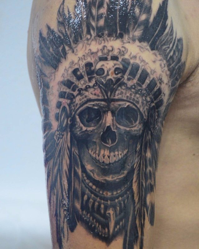 «Чоловіки приходять на сеанс та втрачають свідомість», - луцький татуювальник