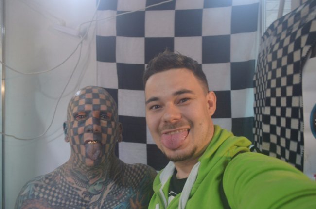 «Чоловіки приходять на сеанс та втрачають свідомість», - луцький татуювальник