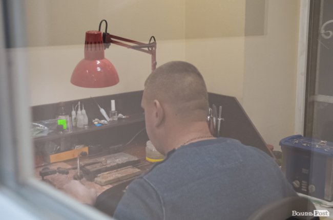 Що означає проба «585» та чому найдорожче «біле» золото – не біле: розмова у майстерні волинського ювеліра. ФОТО 