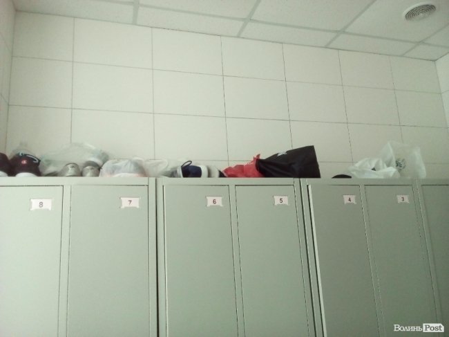 Взуття відвідувачів у жіночій роздягальні