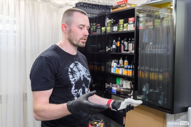 Це не та професія, де можна гребти гроші лопатою: тату-майстер з Луцька – про тонкощі роботи на тілах