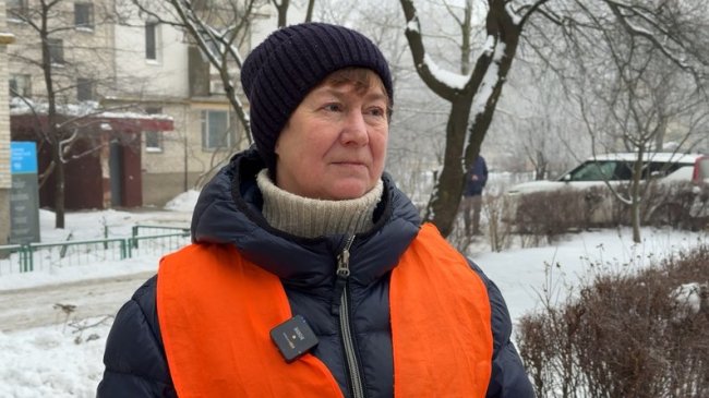 «Як летить – ховаємося, а так працюємо». Про роботу двірників у Луцьку