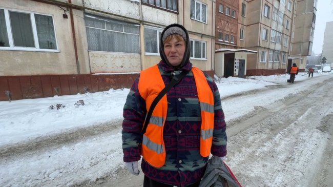 «Як летить – ховаємося, а так працюємо». Про роботу двірників у Луцьку