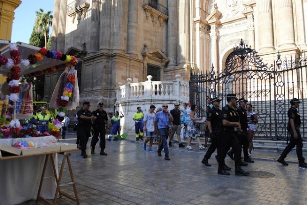 Спершу йдуть поліцейські, щоб зробити простір для техніки