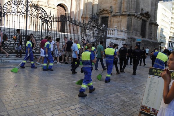 За ними йдуть люди із віниками, які змітають велике сміття до центру дороги, щоб згодом його зібрав вуличний пилосмокт.