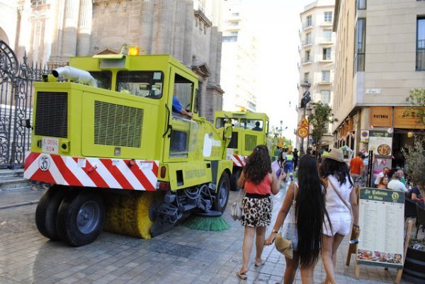 Вуличні пилосмокти, які рухаються одразу за двірниками