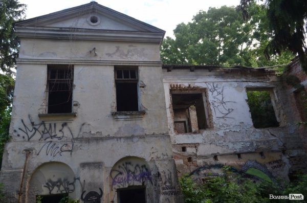 Під Луцьким замком «звили гніздо» наркомани. ФОТО 