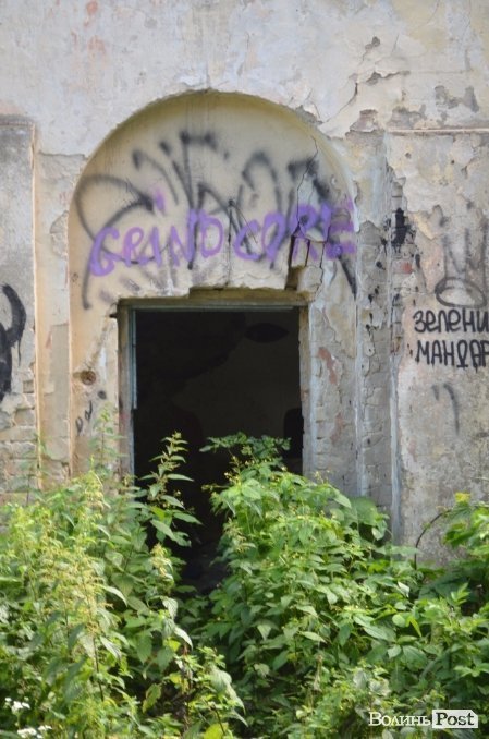 Під Луцьким замком «звили гніздо» наркомани. ФОТО 