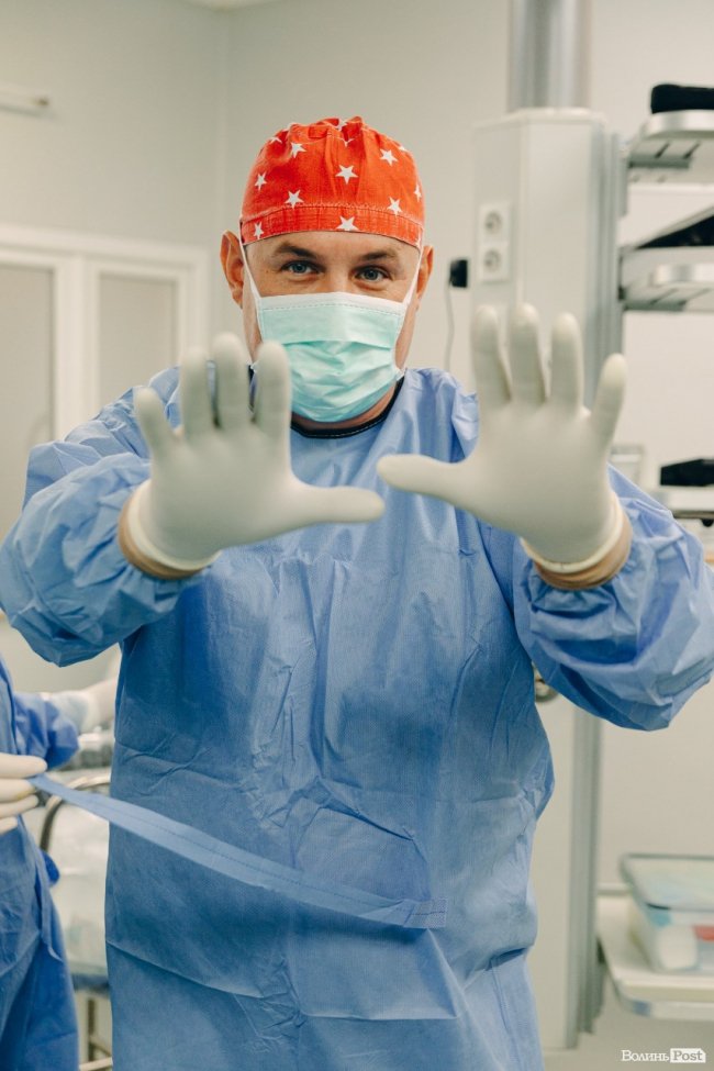 «Через 6 годин після заміни суглоба стати на ноги — то було чудо, зараз рутина», — професор Адріан Філь