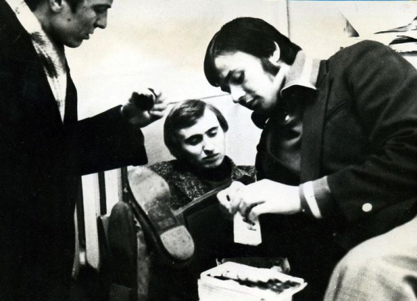 Робота над випуском гумористичної газети з однокурсниками Іваном Гром'яком та Михайлом Прудником. Грудень 1974 року.