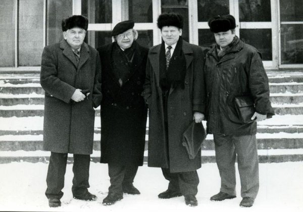 З Миколою Жулинським, Іваном Драчем, Петром Махом. 1994 рік.