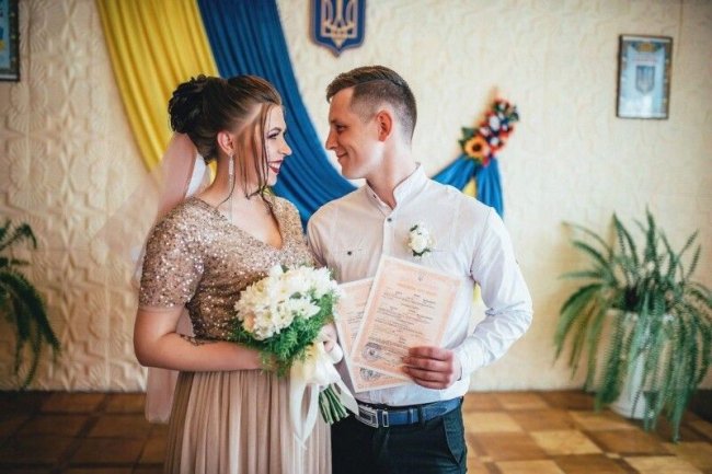 Плачуть хором і їсти просять всі разом: історія трійні, що народилася на Волині торік