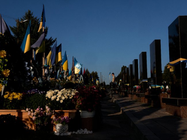 Надгробні пам'ятники Героям Небесної Сотні та воїнам АТО стоять першим рядом на Алеї почесних поховань ніби щит