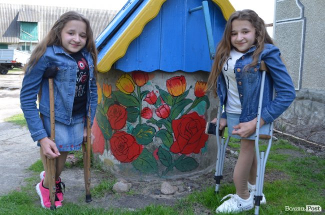 Мріють стати кравчинями і побачити гори: зворушлива історія «кришталевих» близнят з Волині 