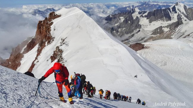 Колона альпіністів – черга перед вершиною Казбека. 