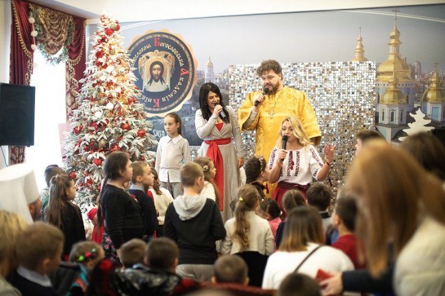 Святий Миколай мандрує Україною разом з «АТБ» та виконує побажання малечі*