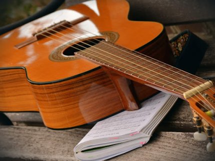 Як вибрати гітару між акустичною та класичною, щоб залишитись у захваті від гри*