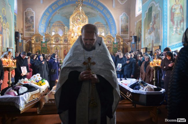 Плакав і старий, і малий: поховали голову Шацької громади