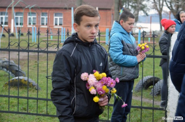 Плакав і старий, і малий: поховали голову Шацької громади