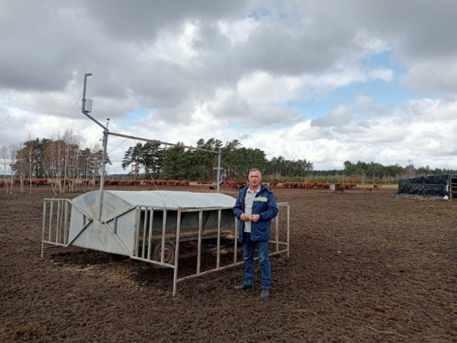Сергій Лихач, керуючий дільницею, запропонував виготовити мобільну годівницю зі спеціальним коридором для телят