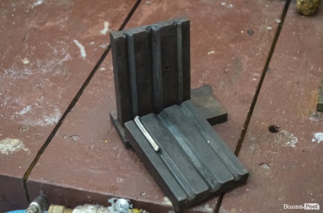 У такі форми заливають розплавлений метал, який після застигання будуть розкатувати із пластин. 