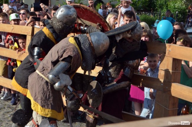 Прихильники доблесті і сталевих мечів: як тренуються і чим «живуть» луцькі лицарі