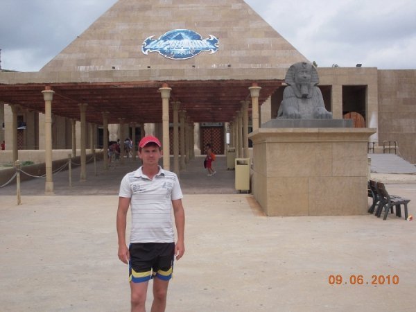 «Нотатки мандрівника» Андрія Костенка: добрі поліцейські, каталонці та siesta