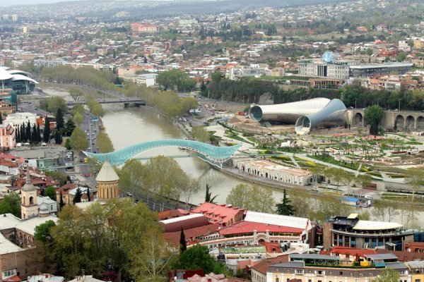 «Нотатки мандрівниці» Ірини Хом'як: легенда про мільйони троянд, фантастичне вино та грузинський Лас-Вегас