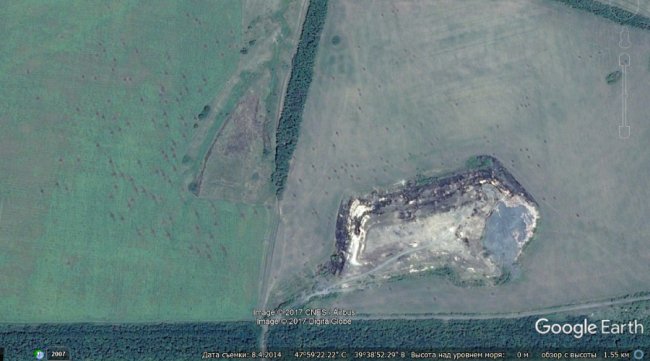 На фото зображений терикон, навколо нього - результати обстрілів