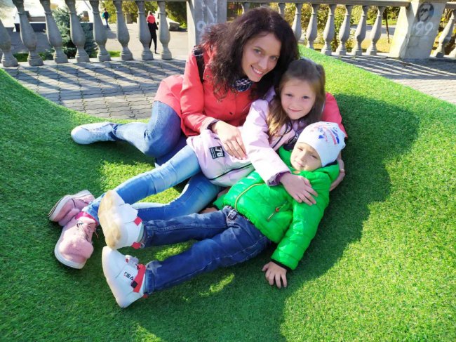 Іванна Мельничук зі своїми дітками Артемом і Олександрою