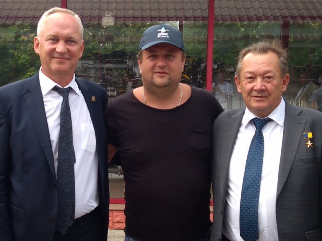 Лідер гурту «ТІК» Віктор Бронюк по завершенню концерту з наоди 80-річчя  радо спілкувався із директорами