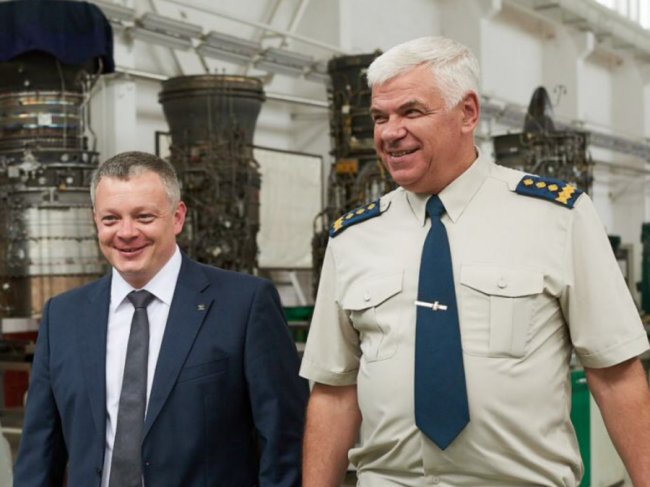 Зліва - Дмитро Матрунчик, зправа - Командувач Повітряних Сил Збройних Сил України Сергій Дроздов