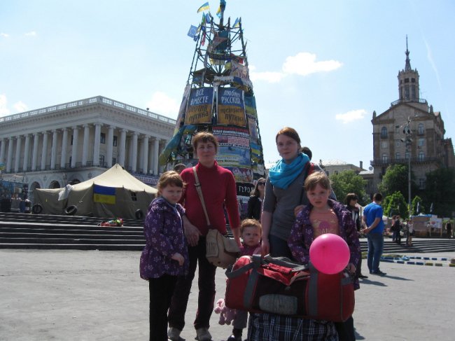 Дружина та діти Геннадія Щербака у Києві. Під час переселення з Луганська.