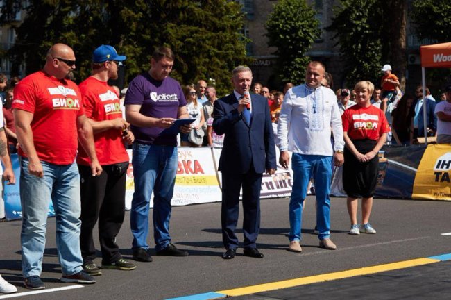 Микола Романюк і Петро Нестерук під час змагання силачів