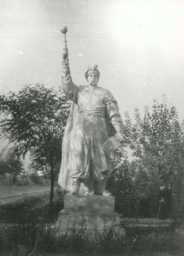 Пам'ятник Богданові Хмельницькому на Теремнівському повороті. Фото з Державного архіву Волинської області