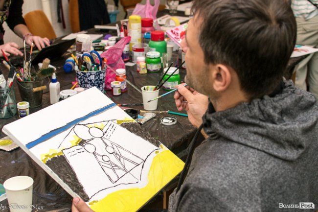 Як на Волині атовців звільняють від болю мистецтвом