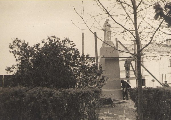 Невідома скульптура. Фото з сайту board.lutsk.ua