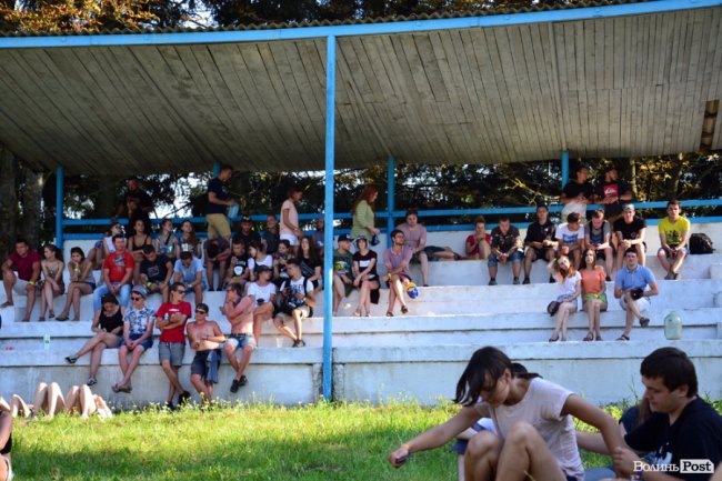 Трибуни іподрому ховали від сонця фестивальників